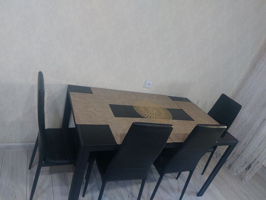 Кухонный стеклянный стол