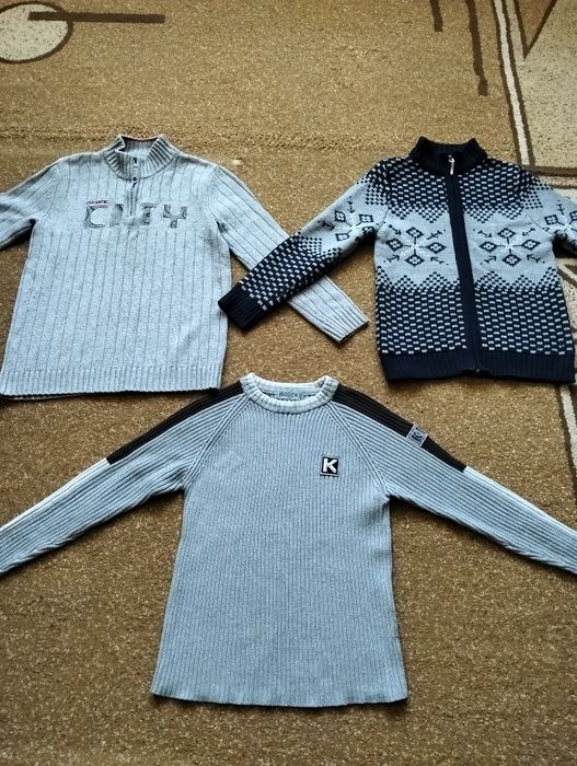 Продам теплые кофты (джемпера)+теплые носки на мальчика. Все за 2500.