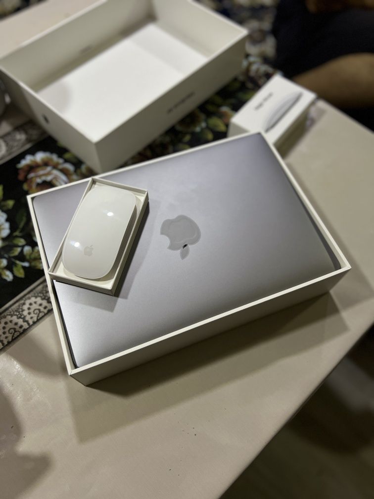 Macbook air M1 8/256 yangi 3ta sikil
