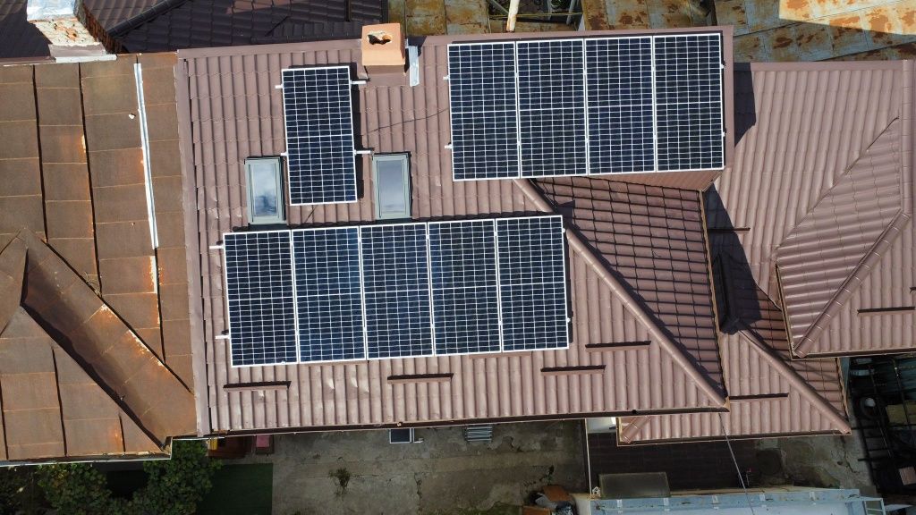 Monaj panouri solare fotovoltaice prosumator inverter on gred litiuion