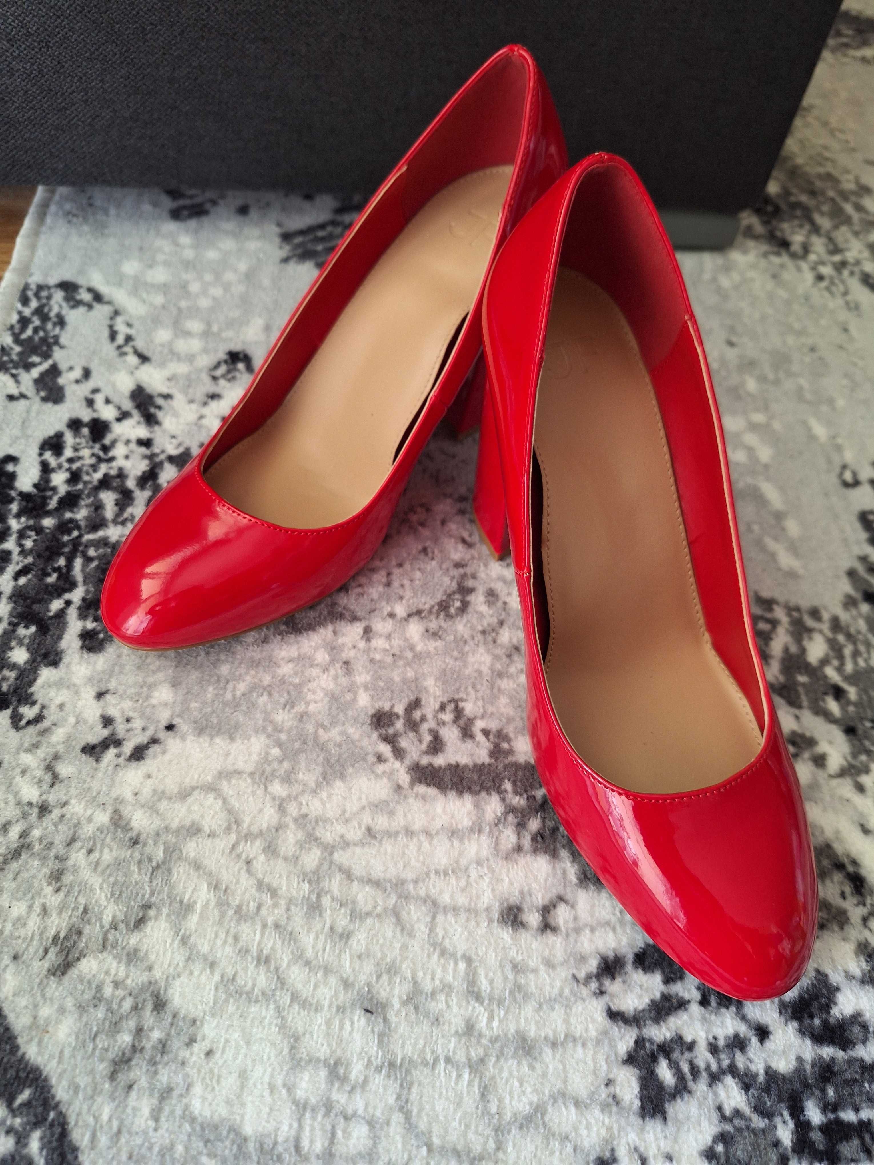 Нови червени обувки на ток