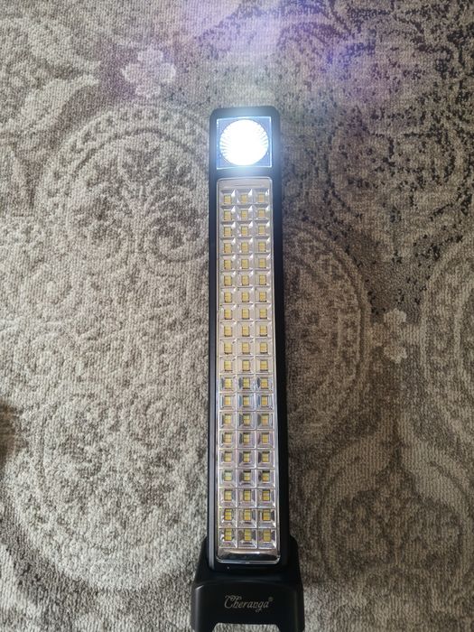 Lampa led cu încărcare solară