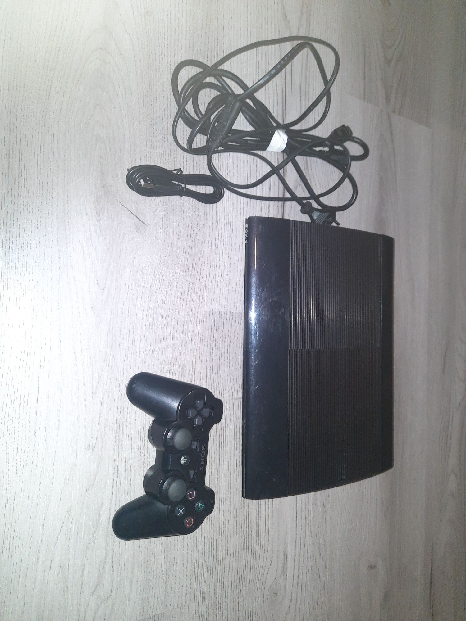 Ps3 super slim modat  cu hdd 250 GB  27 de jocuri Gta 5 fifa 18