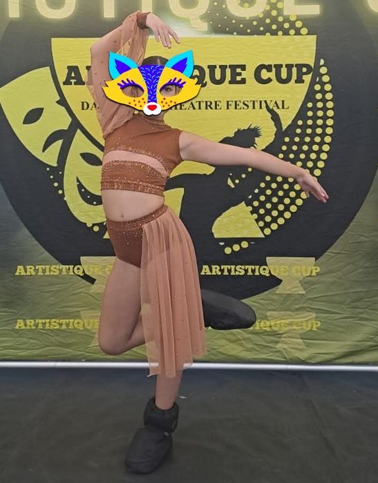 Costum dans lucrat pe comanda