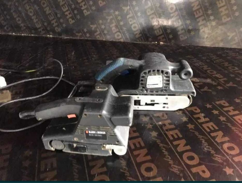 Лентов шлайш Black and Decker 550W