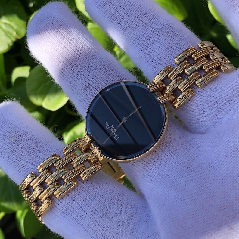 Christian Dior placat in aur