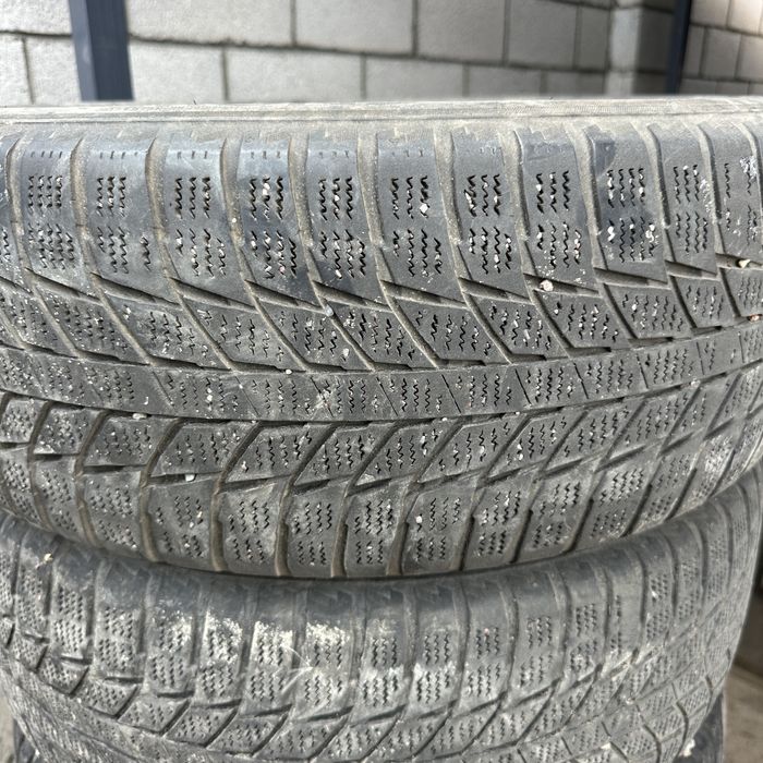 В хорошем состоянии Triangle 205/55/17 зимний