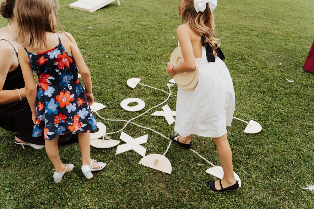 Închiriez jocuri din lemn uriase pentru evenimente/white bouncy castle