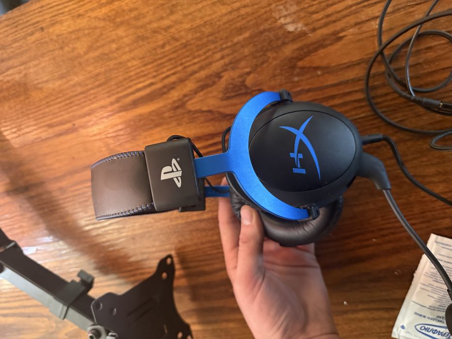 Продам нашник HyperX  и кронштеин удобный