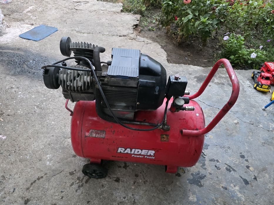 Компресор Raider 100л.