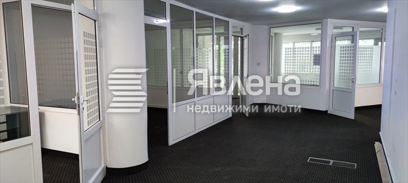 Функционален офис в широк център
