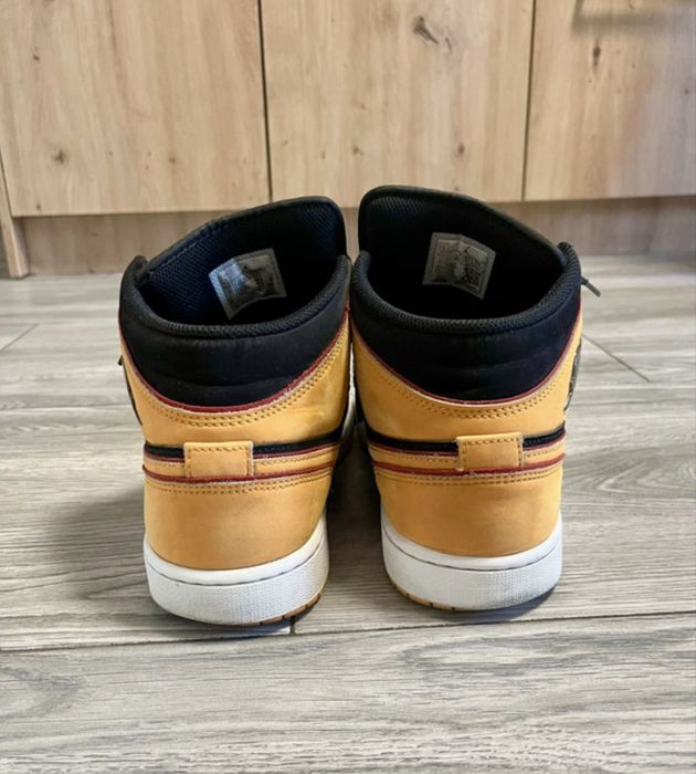 Jordan 1 mid Vivid Orange