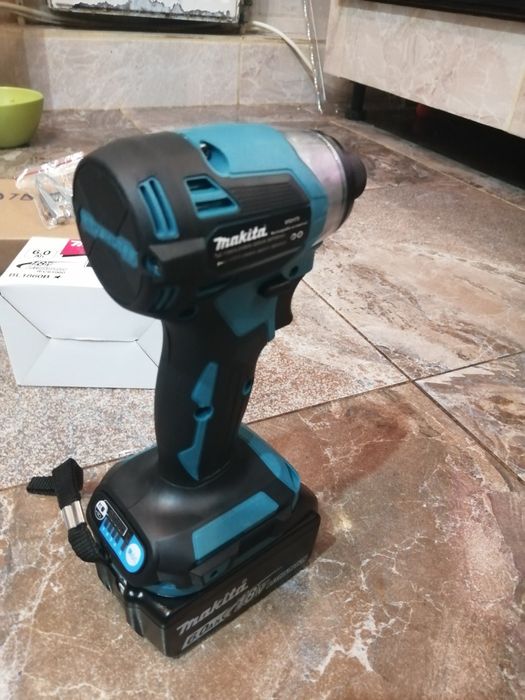 Impact Makita DTD 173 cu baterie de 6A