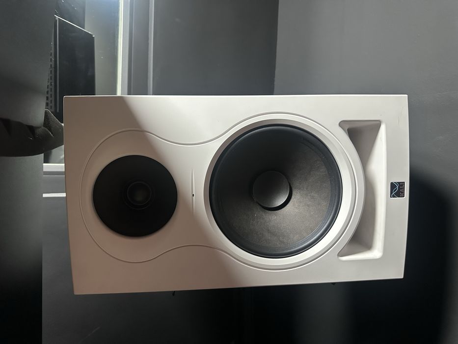 Продаю классные мониторы(колонки) Kali audio in8