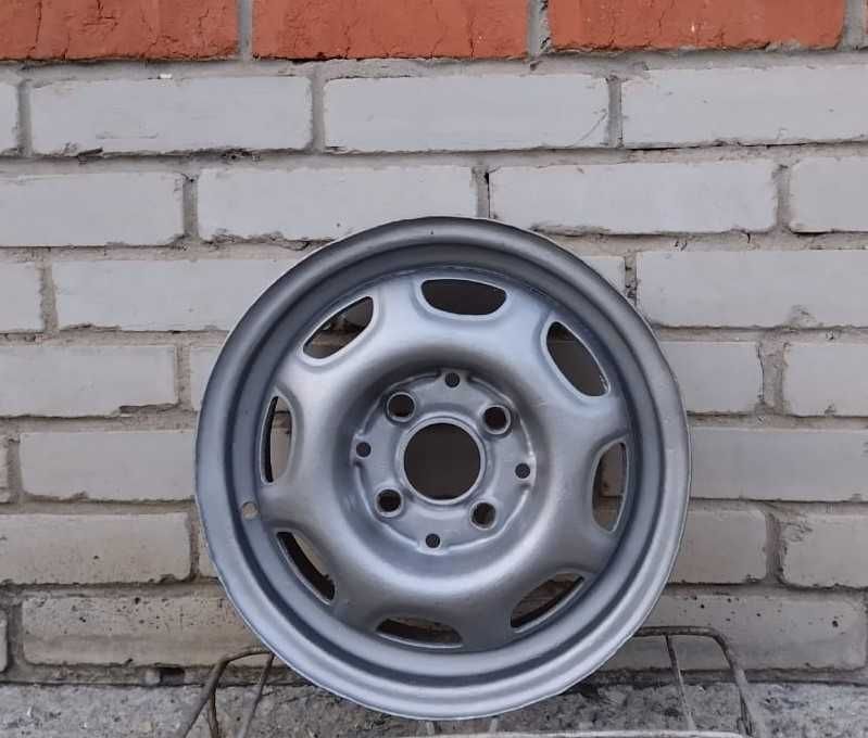 диск на АУДИ 80 на 13 в хорошем состоянии вместе с шиной