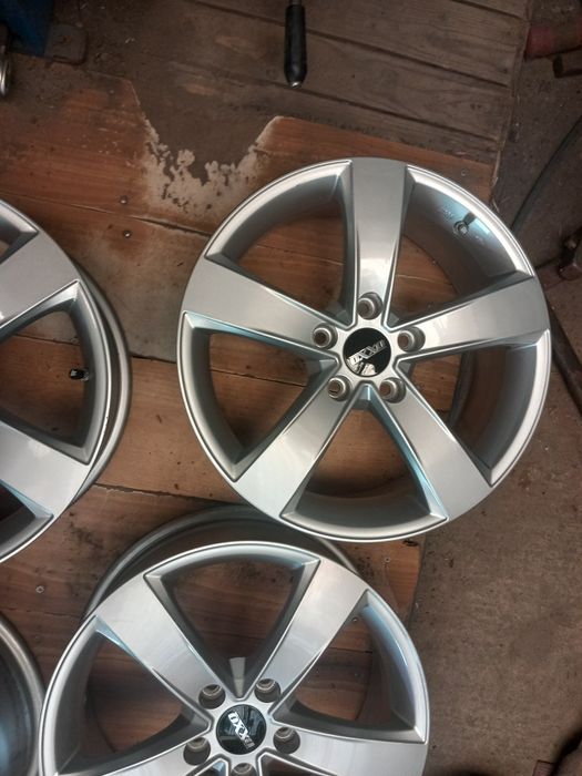Jante r17 5x114.3 et 50 cb 67.1 mazda toyota Hyundai kia nissan etc