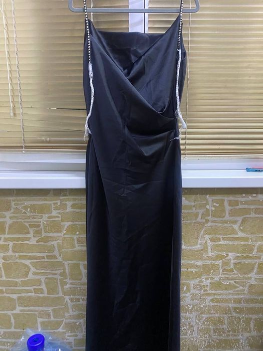 Атласное приталенное платье