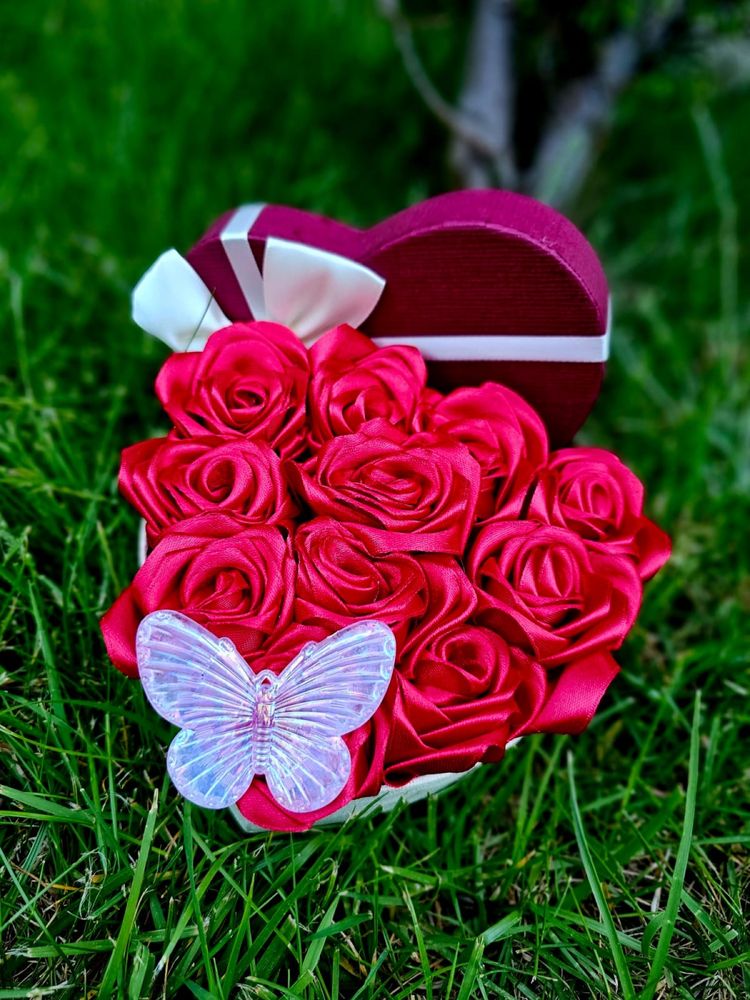 Aranjament floral inima cu trandafiri din satin