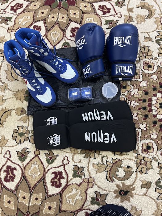 Экипировка для боксера .обувь 43 разм.-перчатки-бинты-наколенники-капа