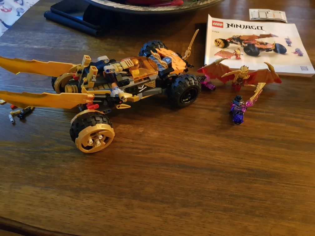 Cole's Dragon Cruiser LEGO направено