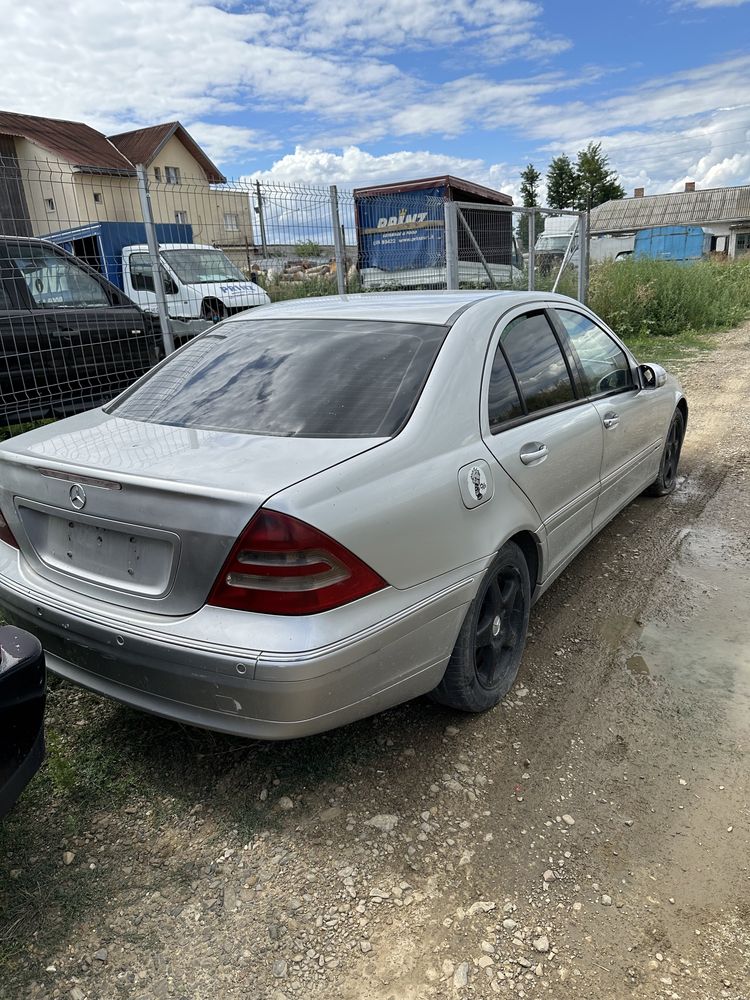 Dezmembrez Mercedes C220