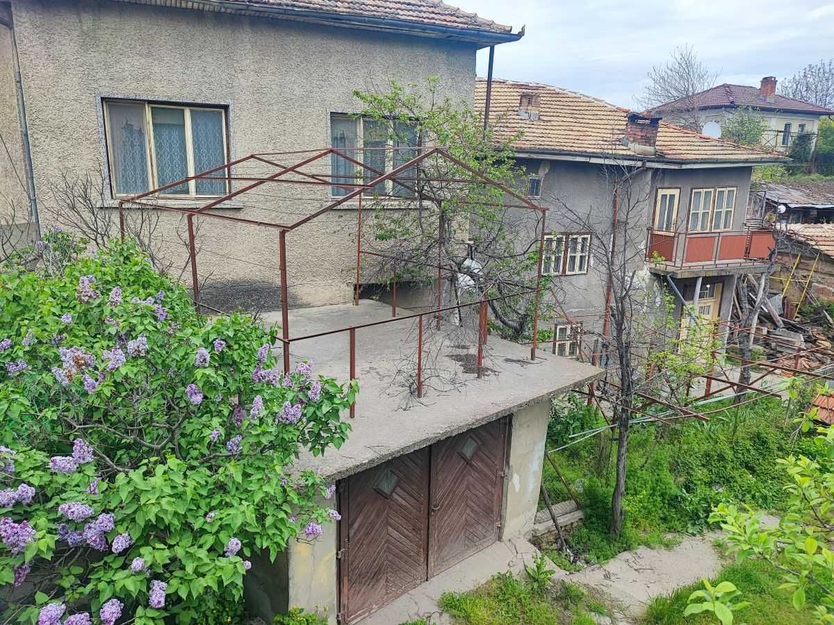 Двуетажна къща със селскостопански постройки и гараж в с. Самоводене