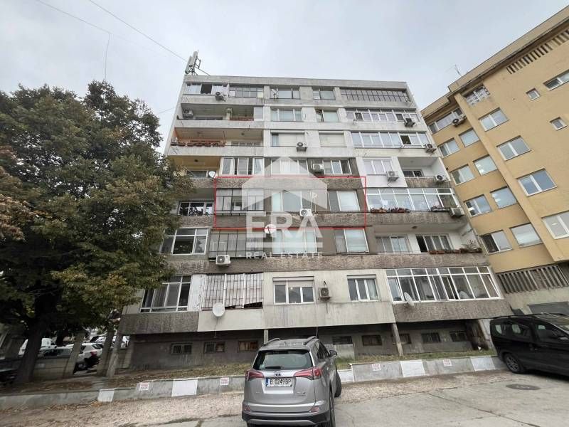 Тристаен, ексклузивен, южен апартамент за продажба, в тухлена сграда п