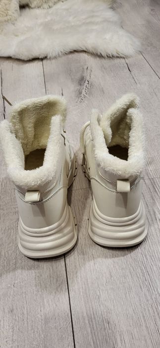 Papuci noi fără etichetă