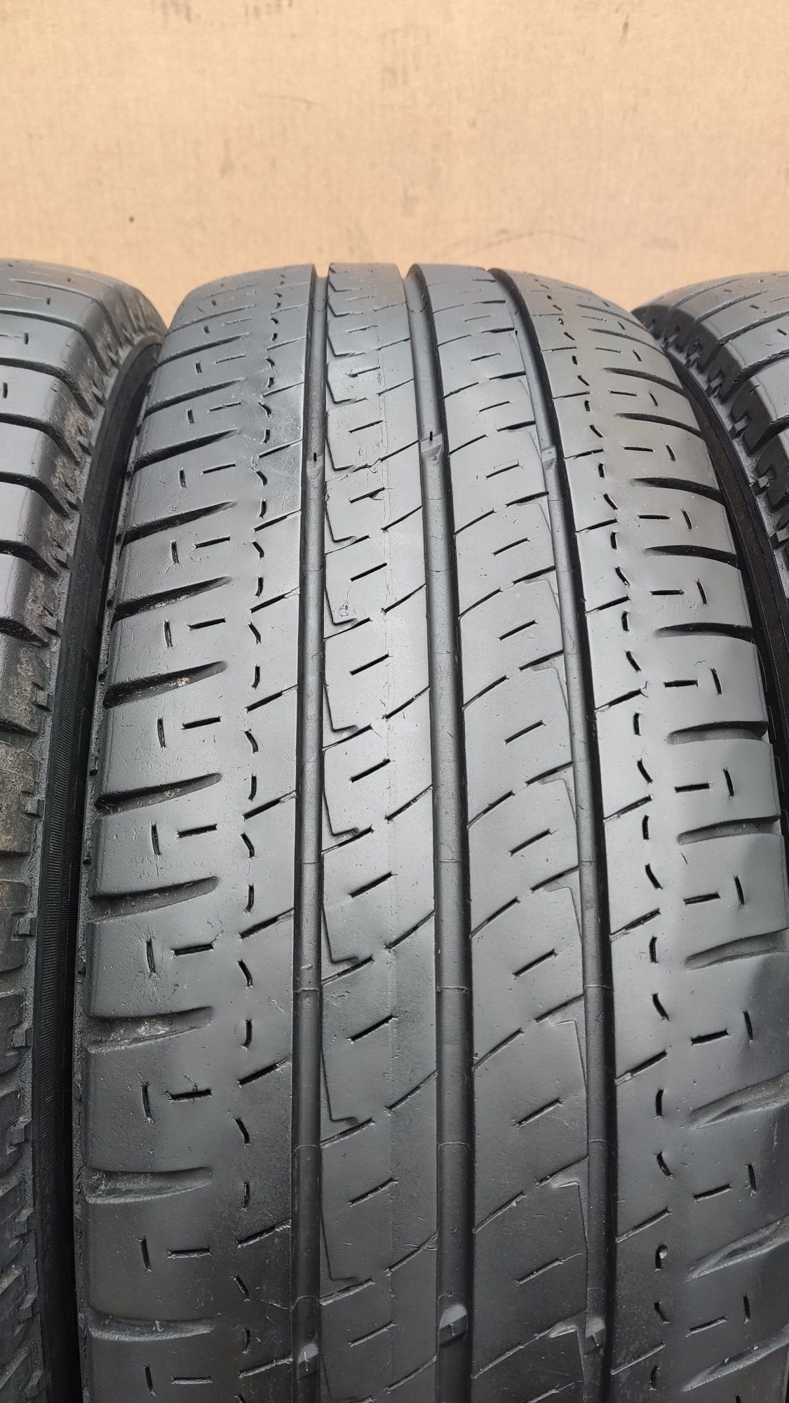 летни бусови гуми 215/65/16C Michelin Agilis 8PR
около 7мм грайфер
Доб