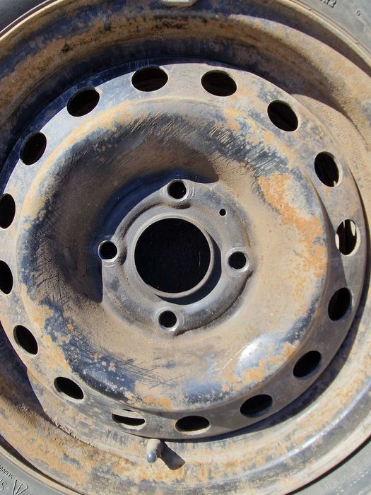 Метални джанти с гуми за Нисан Алмера