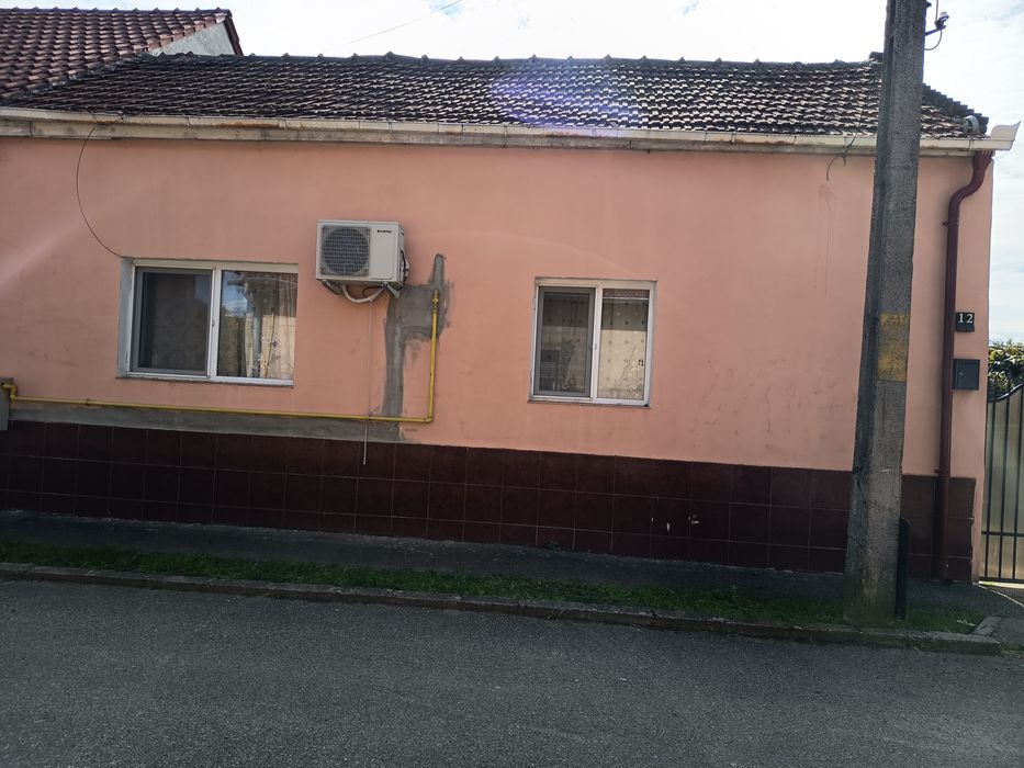 Vând casă pentru două familii