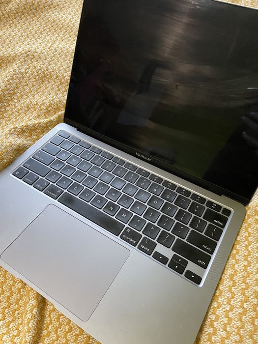 MacBook Air M1 (2020) – 8GB RAM / 256GB SSD