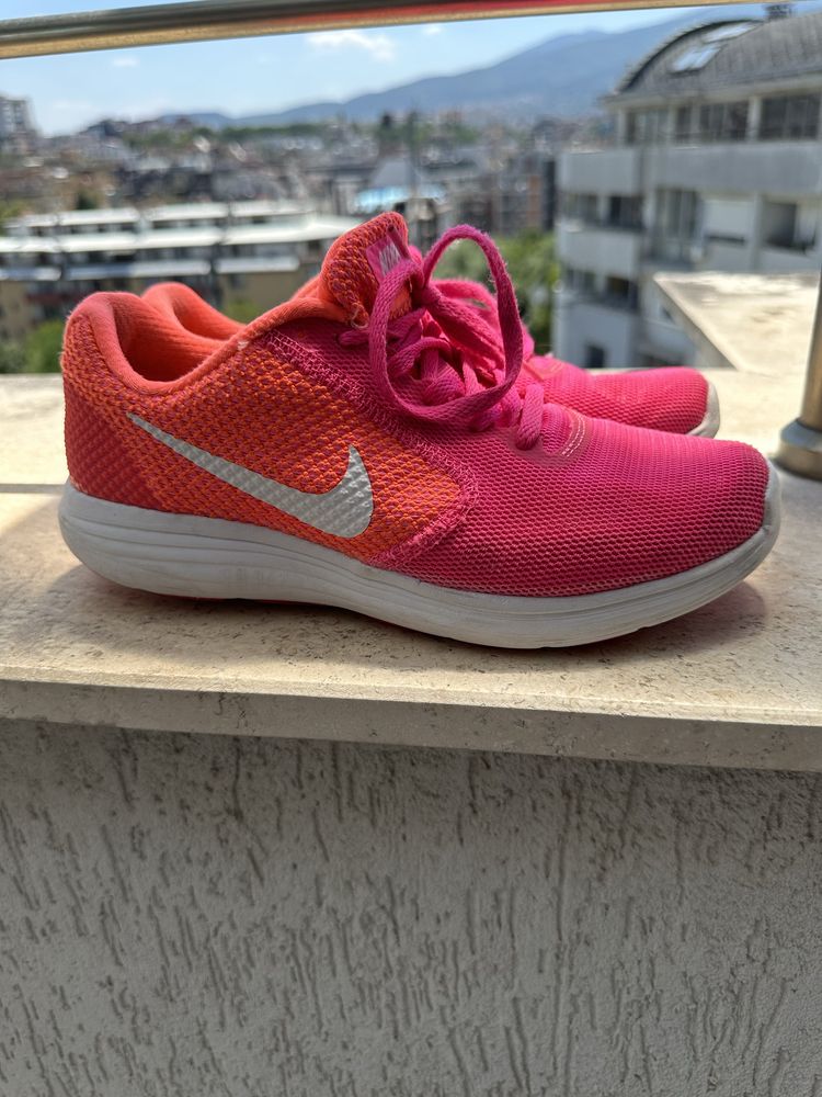 Розови Детски маратонки Nike 36номер