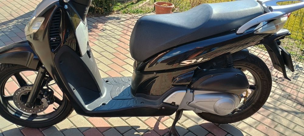 Scuter Honda sh 125i  vând sau schimb cu motocicleta. Preț 1200euro