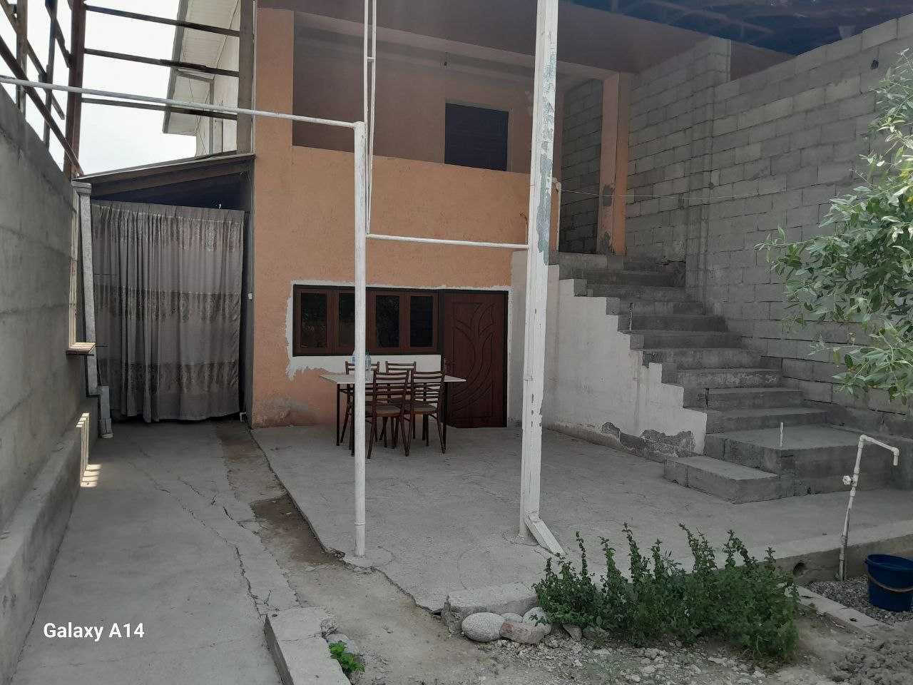 Hovli uy sotiladi Shodiyona Maxallasida