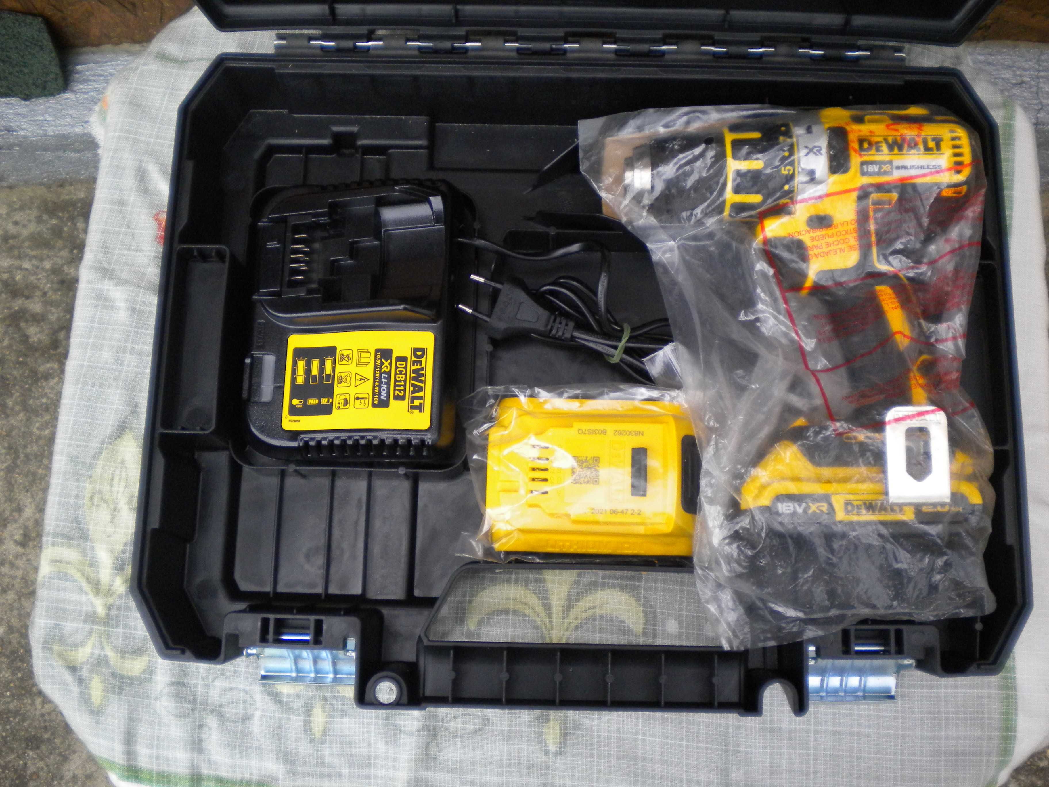 Mașină de găurit / înșurubat DeWalt DCD 790D2-QW - ca NOUA !