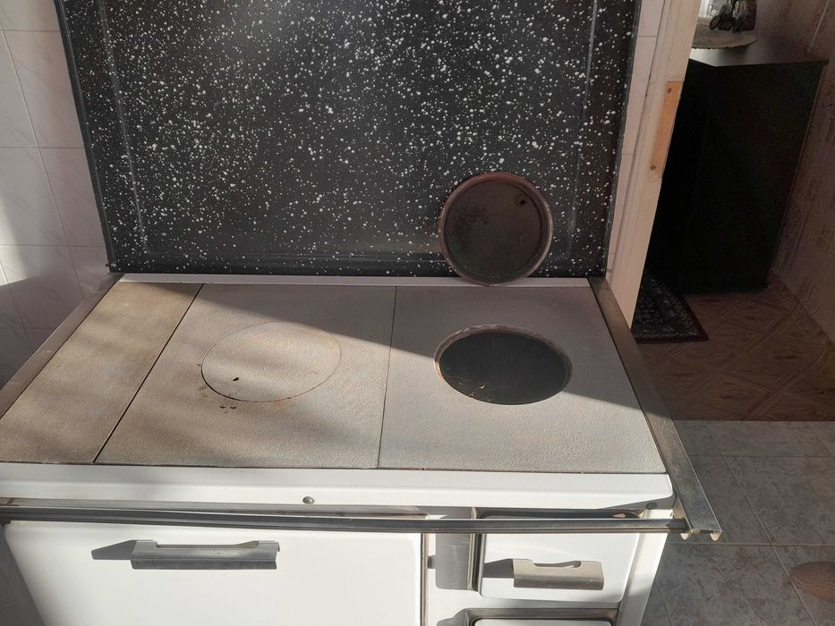 Печка готварска на дърва .