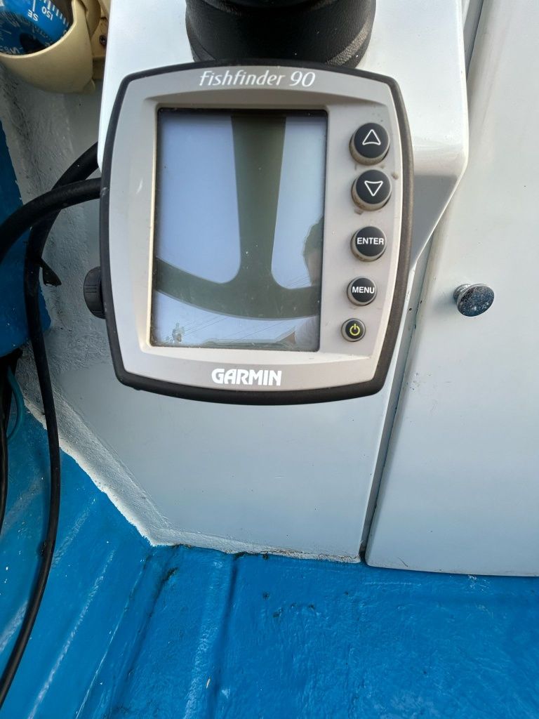 Vand barca de pescuit cu motor yamaha 40hp la prețul de €3500