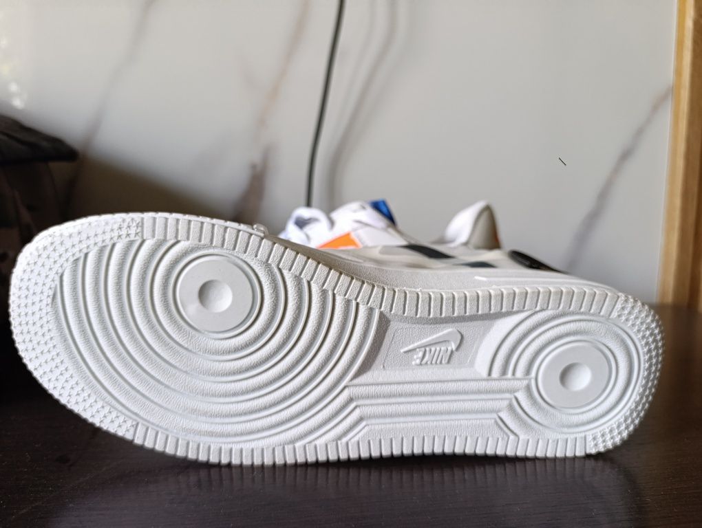 Продам кроссовки NIKE новые,размер 43.