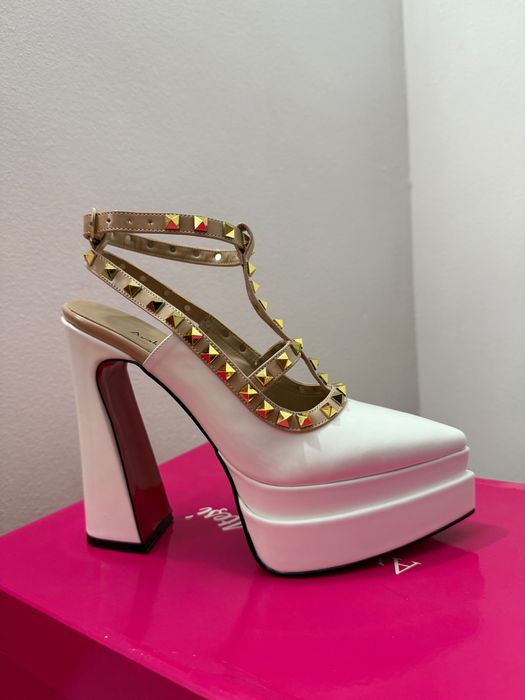 Обувки на ток бяло със златно