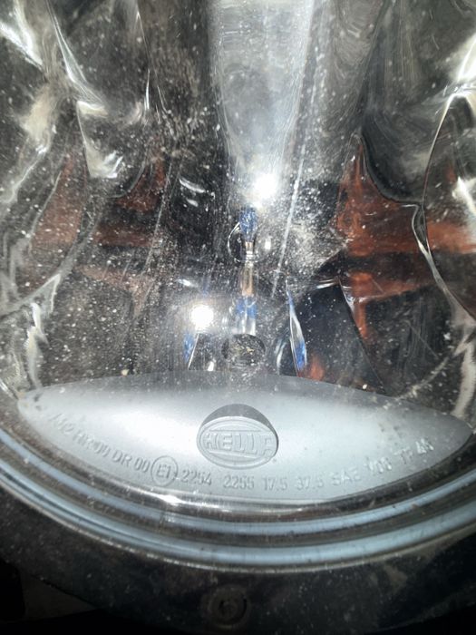 Продават се два броя халогени HELLA.