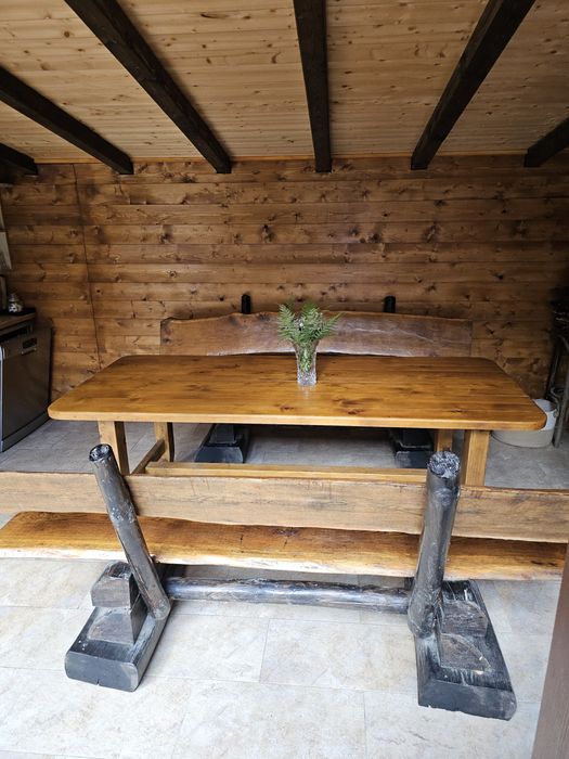 Vând masă cu 2 bănci din lemn masiv cu dimensiuni 2.20 .100 90 ptr ter