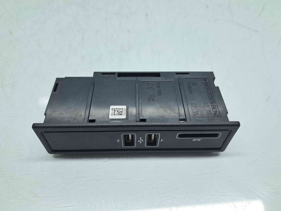 Conector auxiliar USB Mercedes Clasa C (W205) [Fabr 2014-prezent] A20