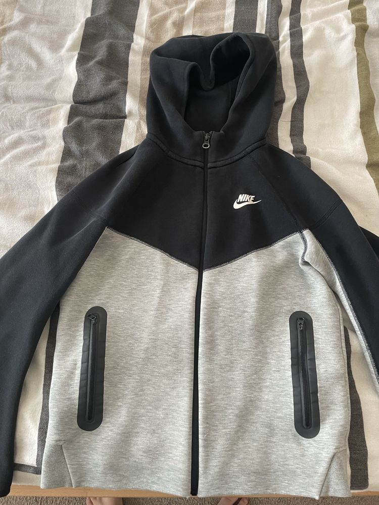 Hanorac nike tech fleche gri cu negru purtat de 3 oi