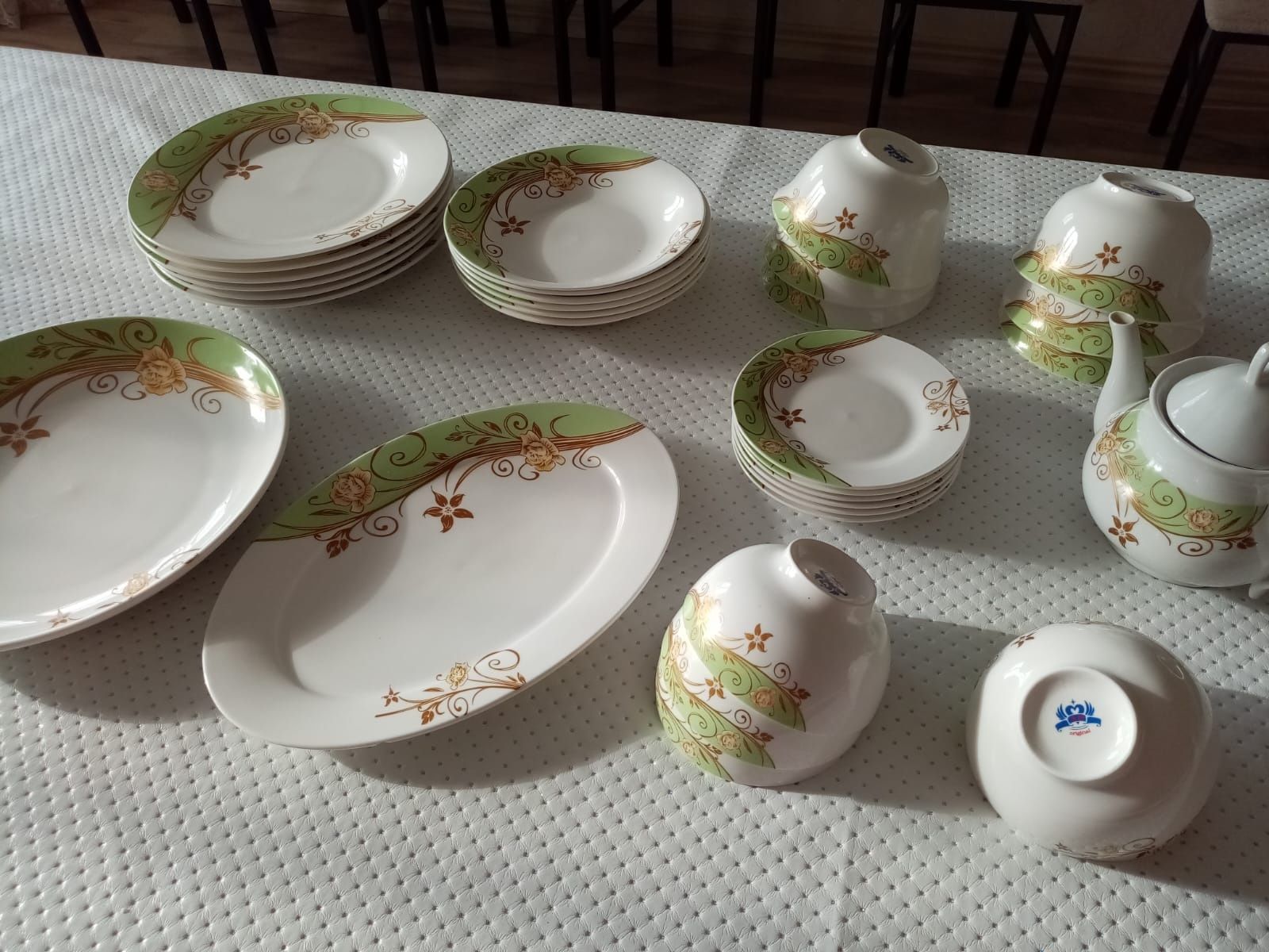 Продам сервиз чайно-столовый на 12 персон 34 предмета