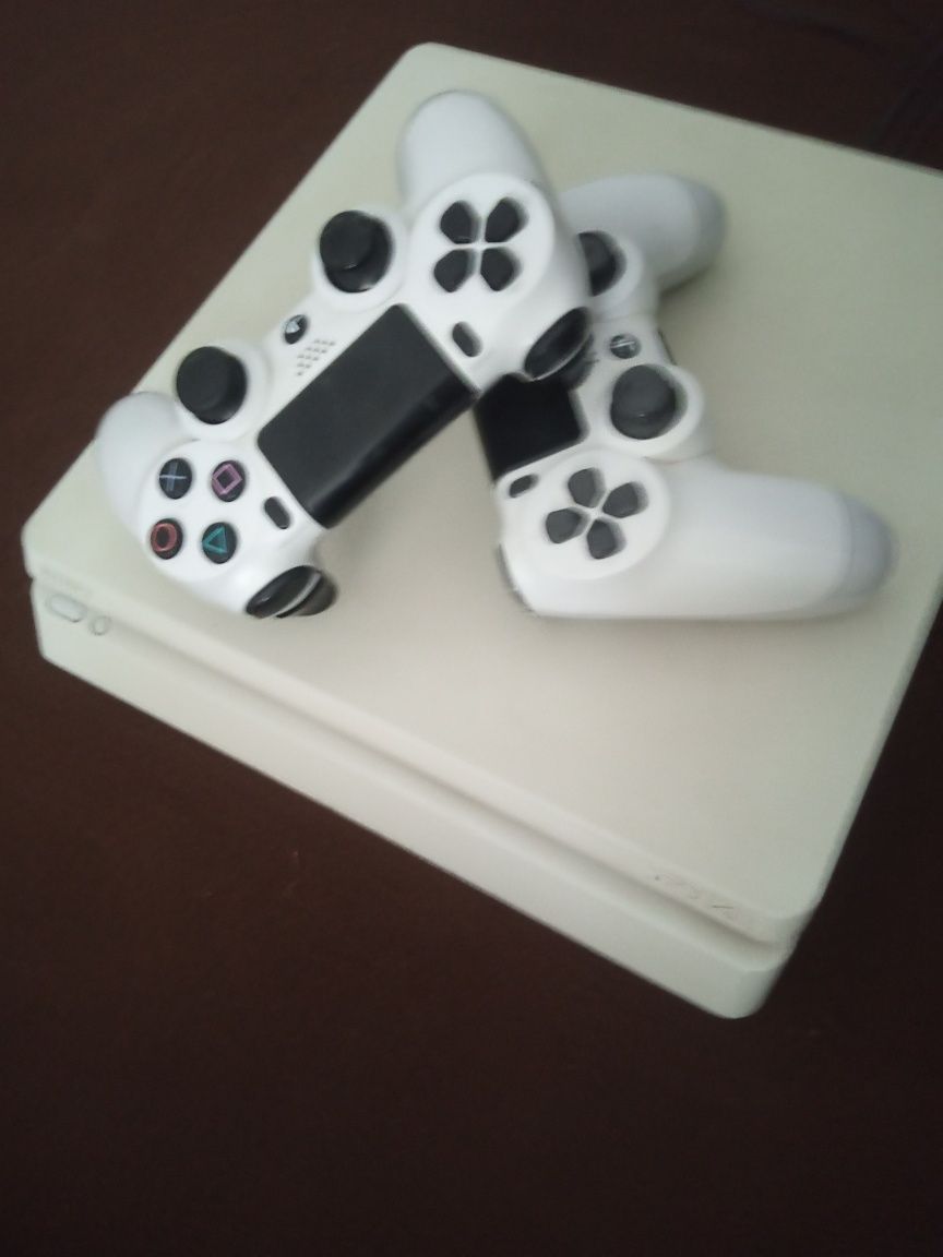 Play station 4 orginal jostiklari bilan sotiladi.