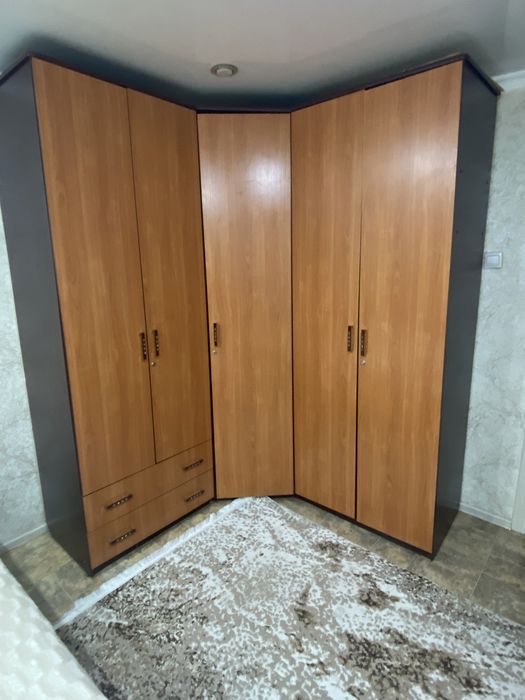Продам большой спальный шкаф