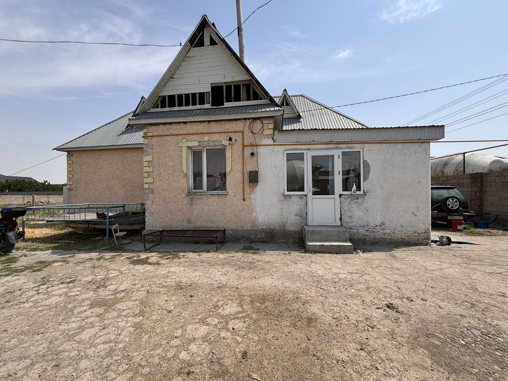 Дом 4 комнатный, туалет ванна есть