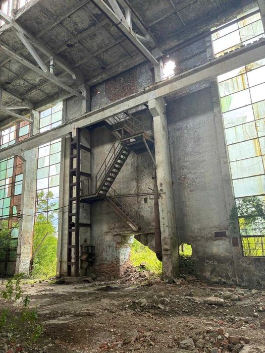 Vand hala cu front la strada principala