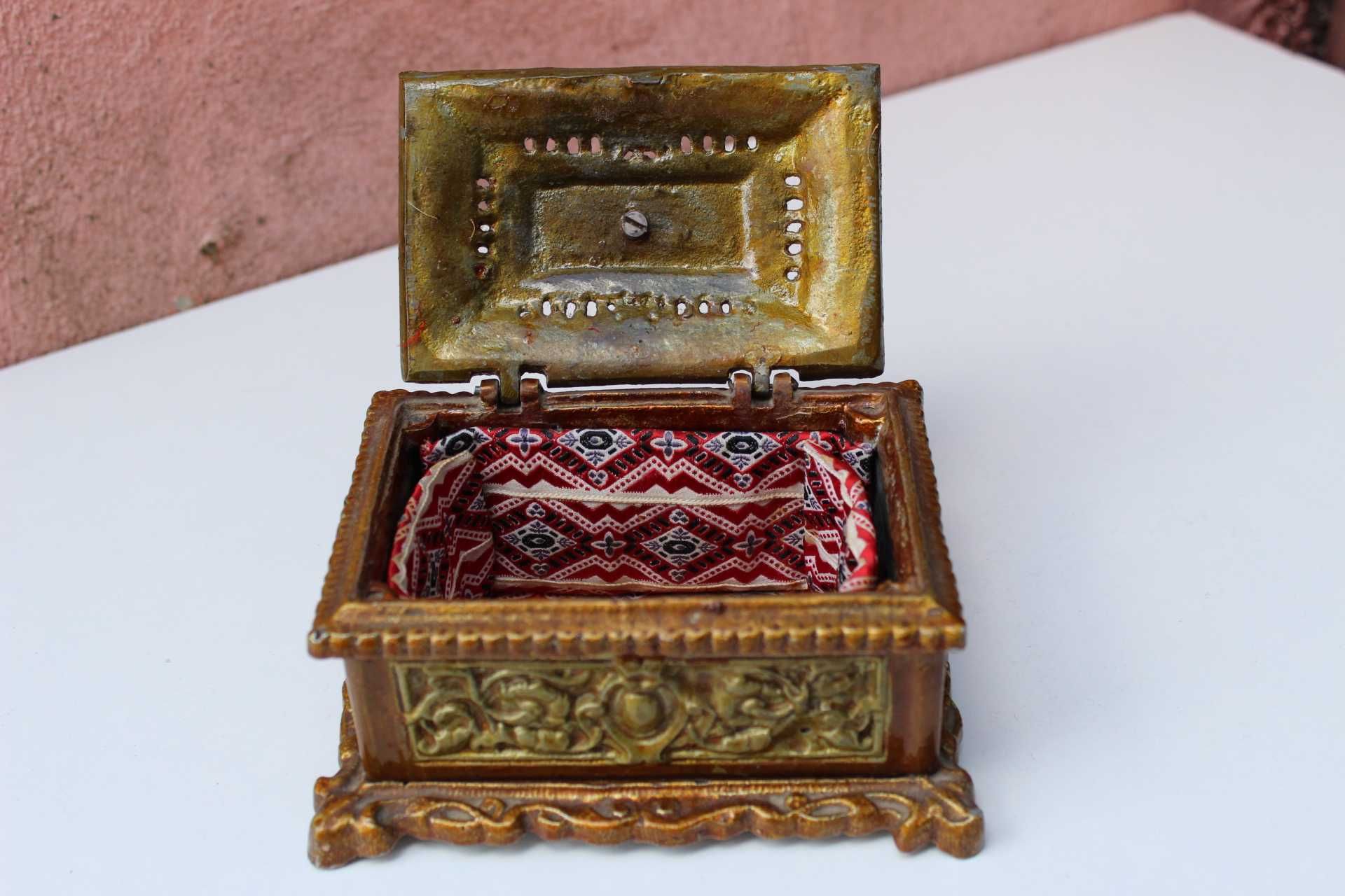 Caseta bijuterii metal varf con de brad - insemn masonic